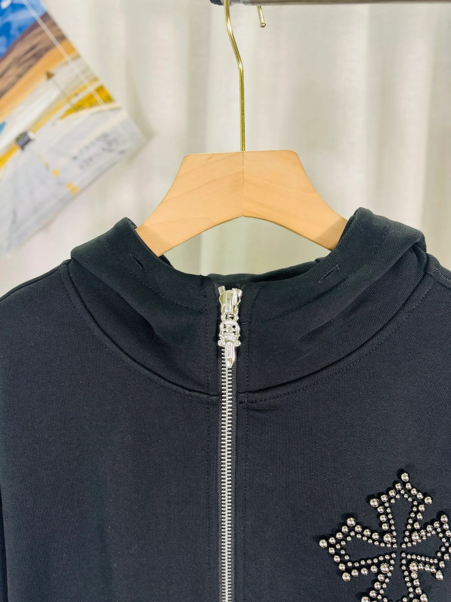 P380 top version, real shot without P, ​​different from market currency) 𝗖𝗵𝗿𝗼𝗺𝗲 𝗛𝗲𝗮𝗿𝘁𝘀/Cro Heart 2025 Rivets Autumn and Winter New Original Single Counter American Rivets 3D Three-dimensional Couple Casual Cardigan Sweatshirt 👑The highest version! Customized fabric 550g tripe terry fabric! American acid-washed and distressed original fabric with laser rivets. Best-selling model at the counter. Very comfortable to wear. Accessories: Original molded and authenticated collar label➕100% silk wash label. Genuine purchase-grade original hangtag➕matching hanging rope➕3D hanging beads➕original packaging bag. Craftsmanship: The original version has consistent wiring! The highest version of the armhole matching technique! Color: Black Size: S M L XL Style No.: 6105